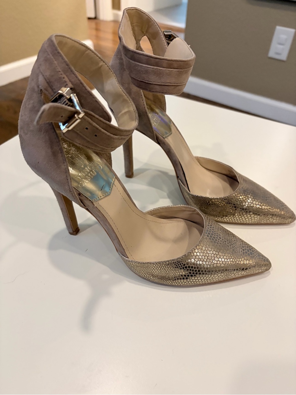 Vince Camuto 7M Women's Ankle-Strap Pointed Toe Pumps in Taupe & Metallic - EUC
